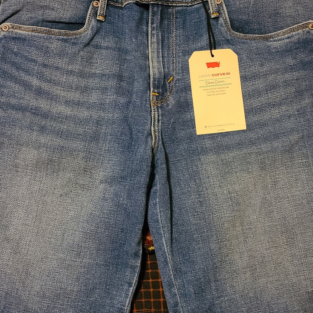 Brand New Women Short.By Levi's - Picture 1 of 12